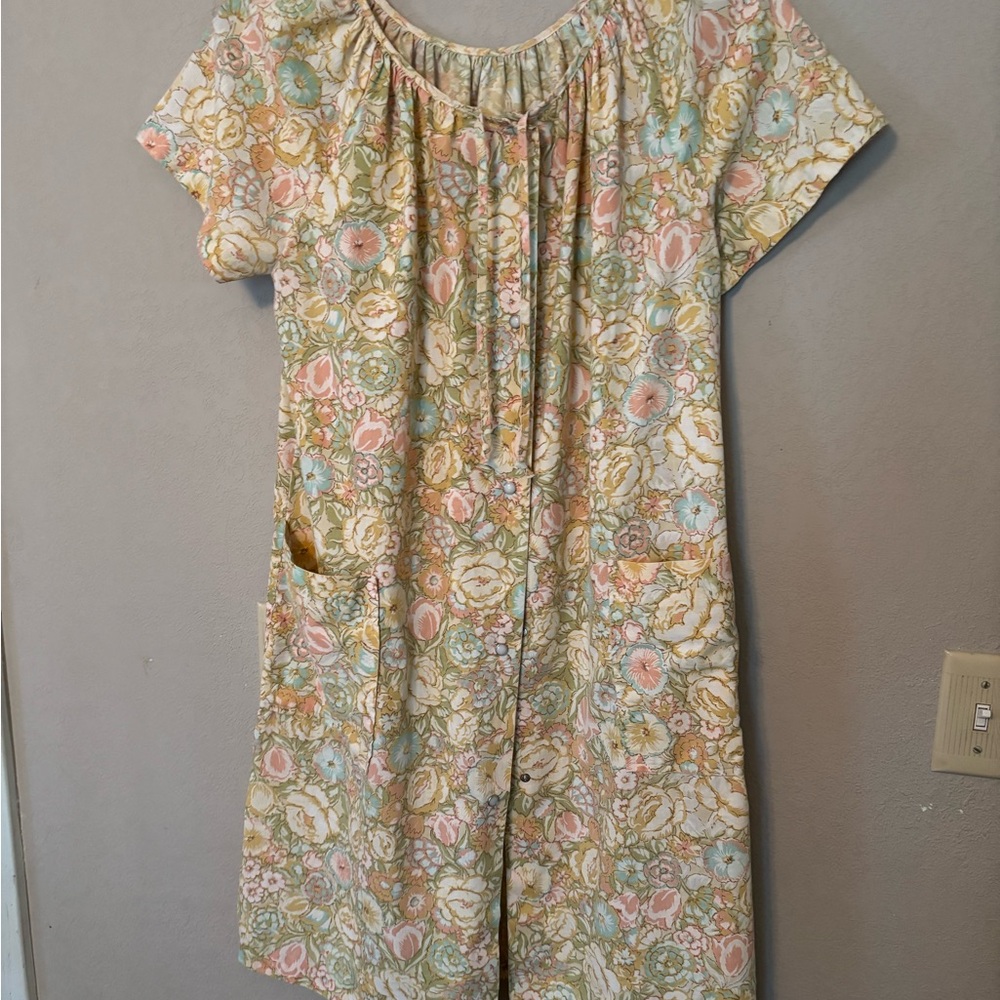 Grandma Core Pastel Garden Print house robe from 1970's size M/L